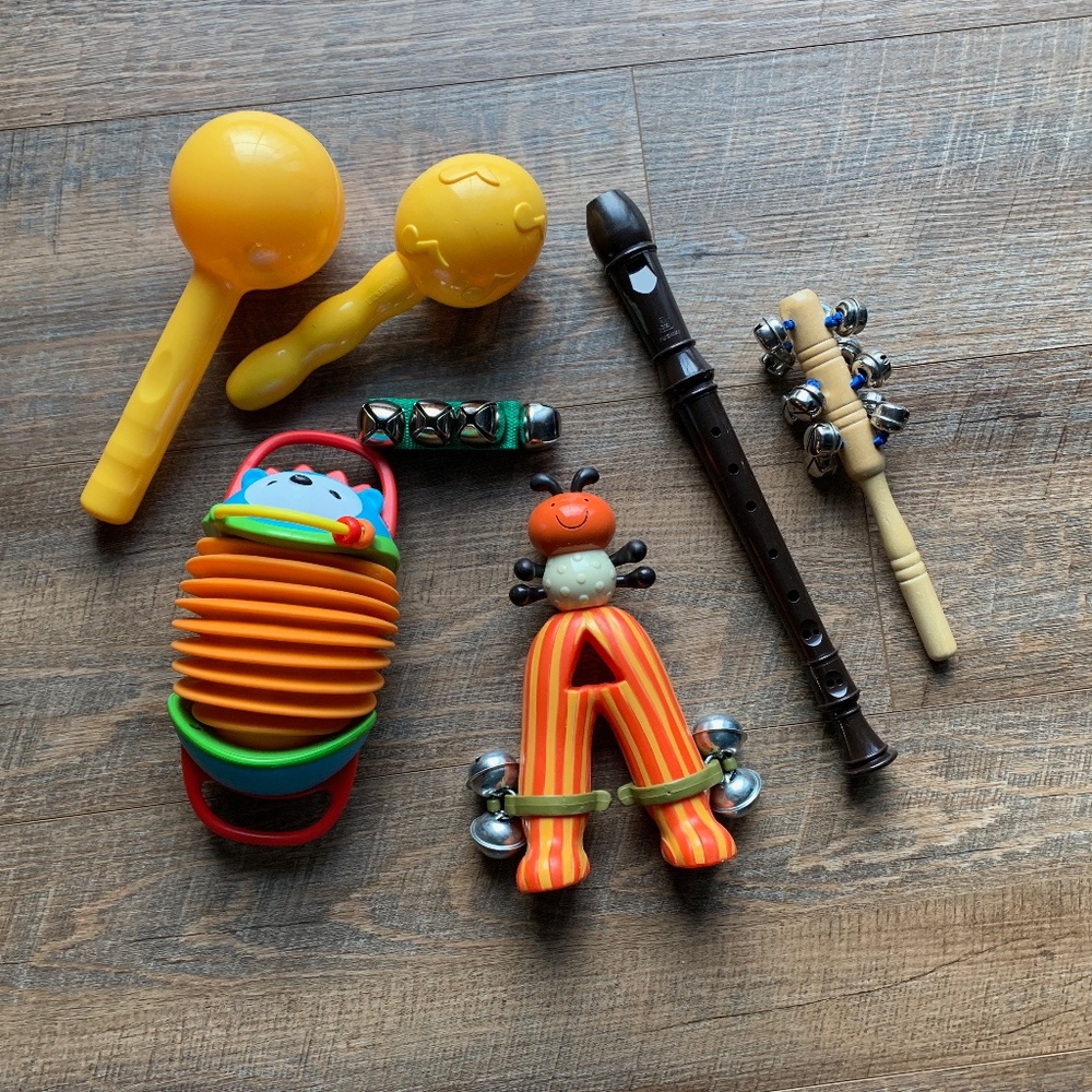 Mixed lot of 7 musical instrument toys.